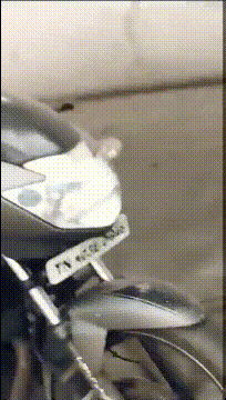搞笑gif:锅:不就上个月工资还没有发吗,别拿我出气啊