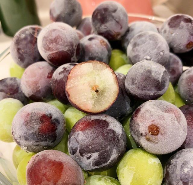 冷冻葡萄绝对是最好吃的冷冻水果之一!口感就是新鲜的
