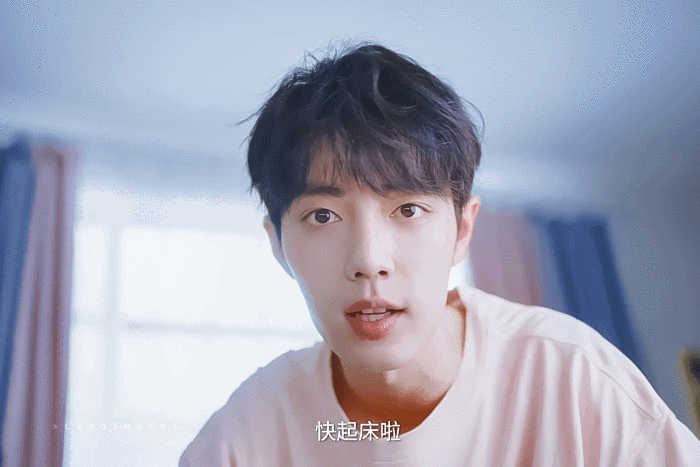 庞大的粉丝团为肖战提供了巨大的流量和曝光度,也因粉丝的不理智追星