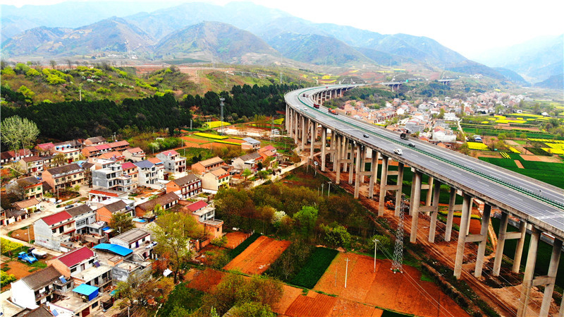 空中俯瞰西安蓝田县玉山镇,九间房镇的油菜花 大地油彩画板