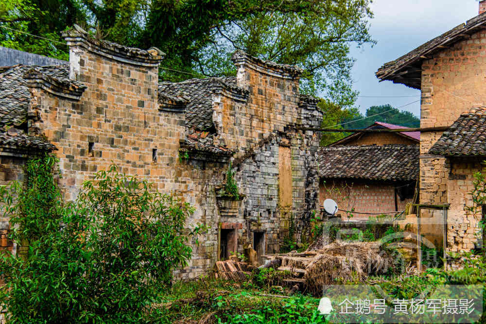 赣州兴国县东韶古村,大山里的客家古村古建筑很多,乡村春色熟悉