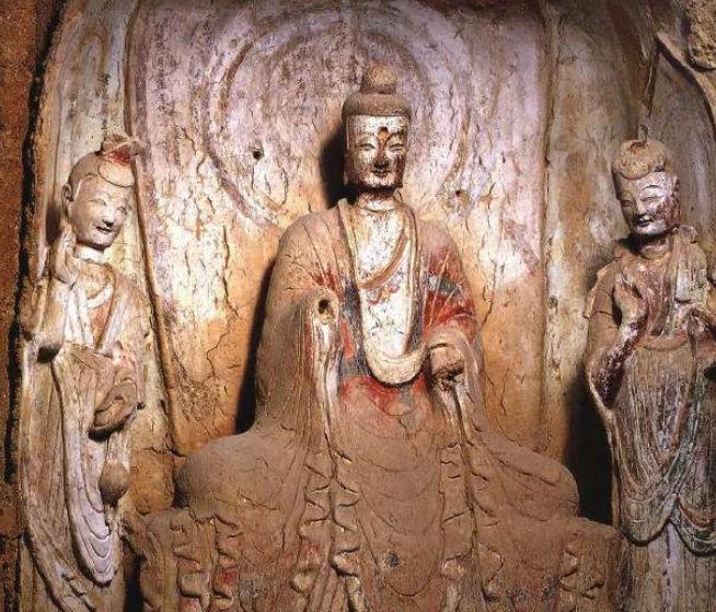 甘肃的麦积山石窟,佛像千年来保存完好,为何眼睛却被挖了?