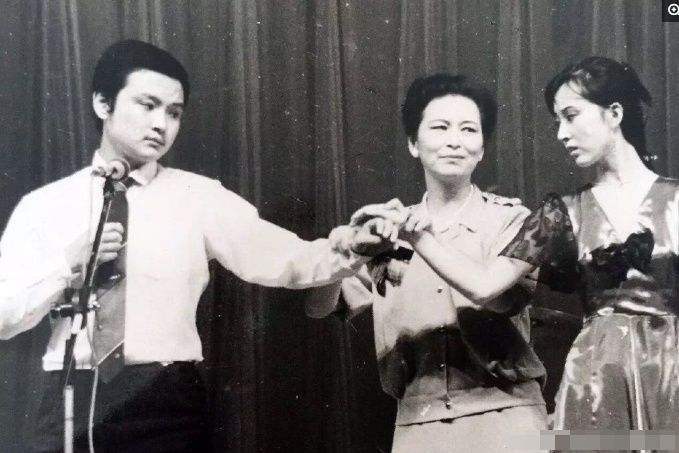 为演好贾宝玉,欧阳奋强冒险整容,如今却留下后遗症!