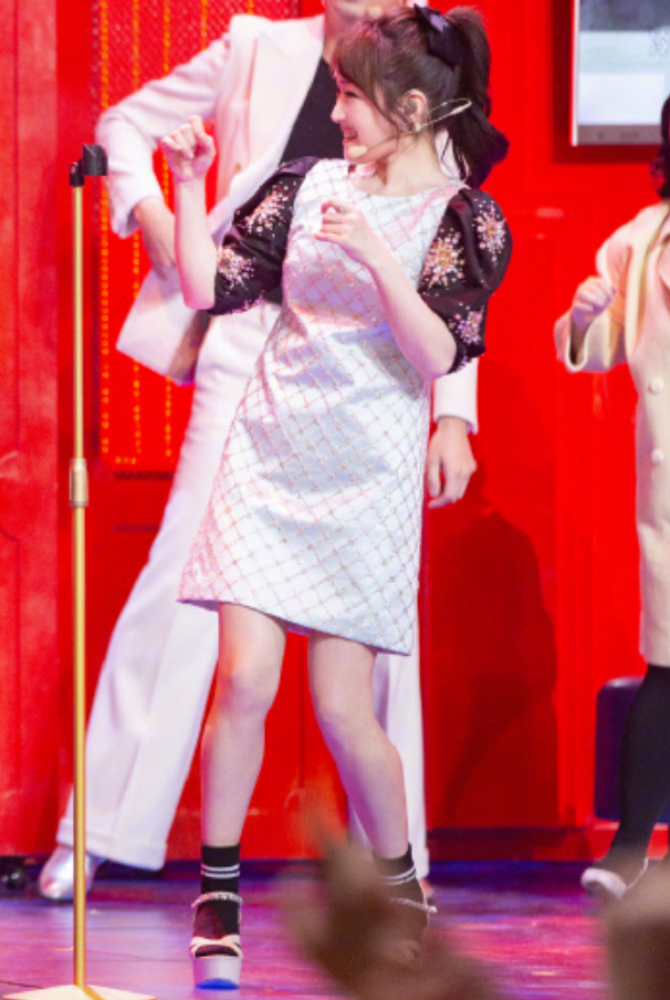 难怪杨钰莹48岁还单身,瞧瞧她拿长袜搭高跟鞋的腿,这谁敢娶呀