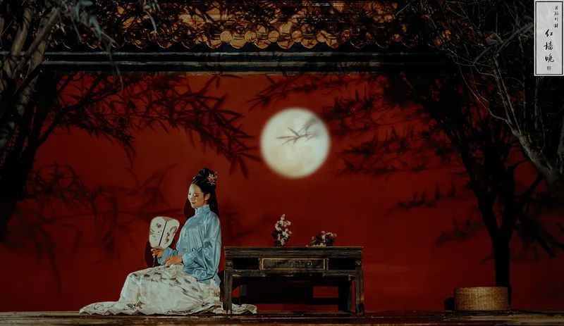 王维先生的诗歌多以意境描写为主,其《竹里馆》更是将竹林和月夜的