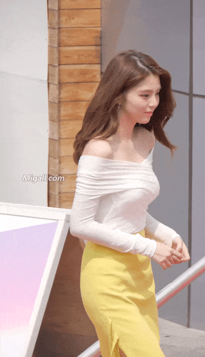 韩素希的私服风格大多是简约休闲路线,但就算是包紧紧,穿着你我都有