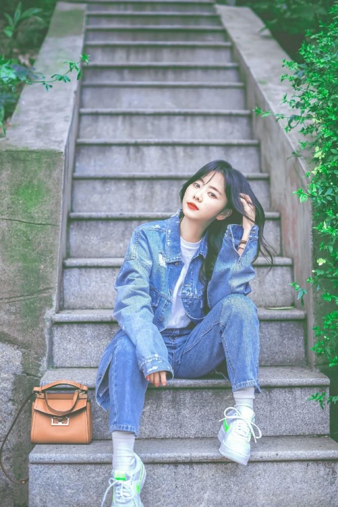 每个女生鞋柜里都有的一双小白鞋,看看吴宣仪她们怎么