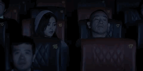 自我感觉良好的李子勇,在自己的记忆里头,在电影院用纸巾扔前面说话