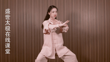 沉右胯身体微左移,蹬腿转腰,右拳顺左掌方向逆缠冲拳,左手