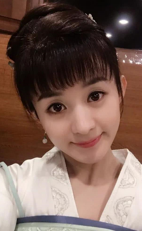 当明星的发型换一种时,有刘海的lisa是人间芭比,幸亏赵丽颖选择明智