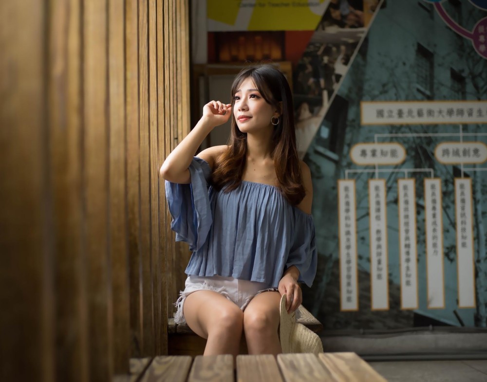 靓丽女孩陈品暧露肩小衫配短裤活力十足