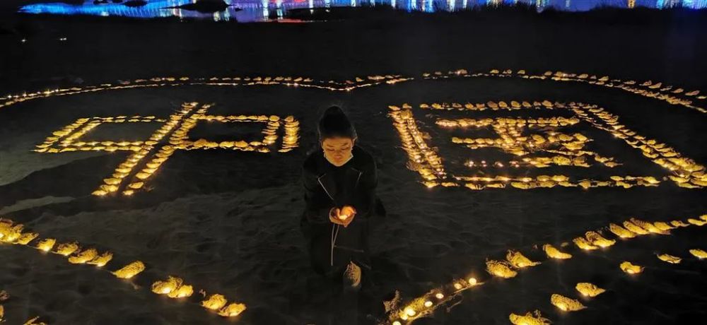 镇巴彭光琴和志愿者点亮千支蜡烛为祖国祈福