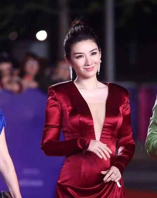 黄奕真放得开,深v礼服直接真空上阵,丰满的身材够惹眼