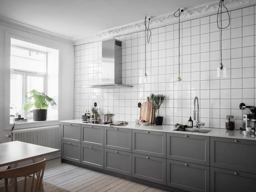 宽敞的灰色厨房,白色砖墙,简约北欧厨房设计