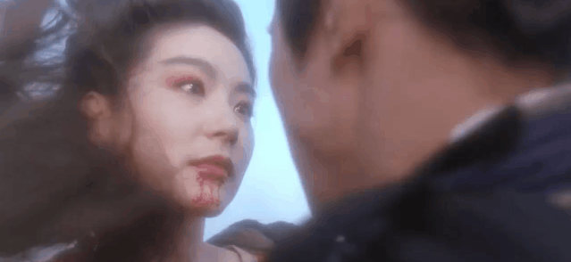 当然,我们也可以看到她柔情似水,楚楚动人,对爱人的痴情与无奈.