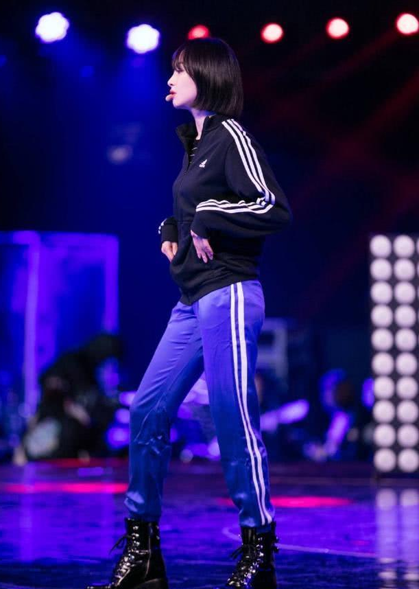 宋茜的"女团腿"过于细长!运动裤穿成7分裤效果,鞋子故意加长一截