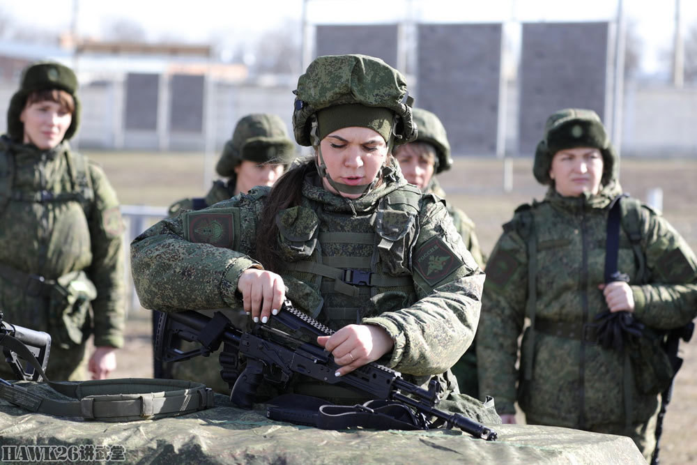 俄军特种部队女兵试用ak-12步枪 反映射击精度较高 更