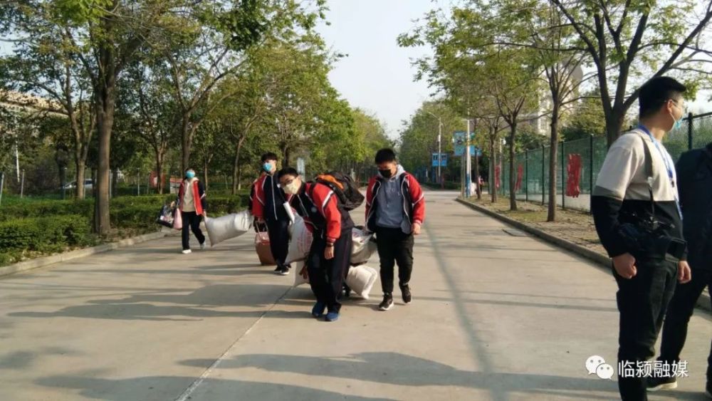 学生进入校园