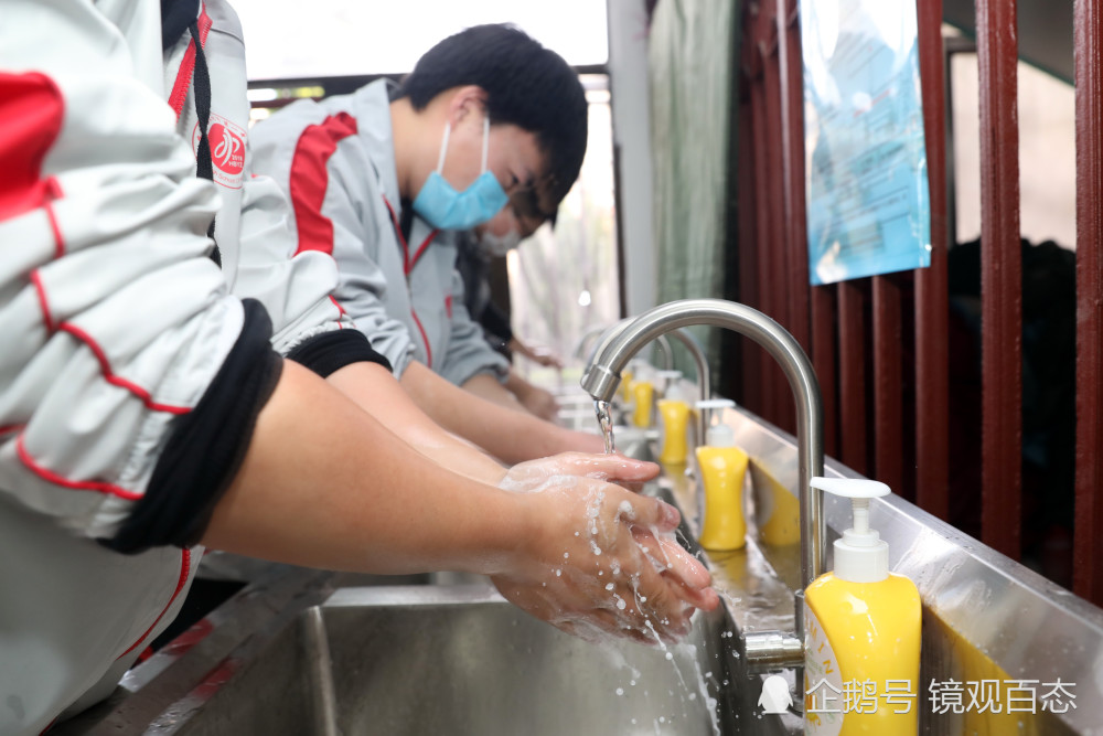 引导学生养成勤洗手讲卫生的良好个人习惯.