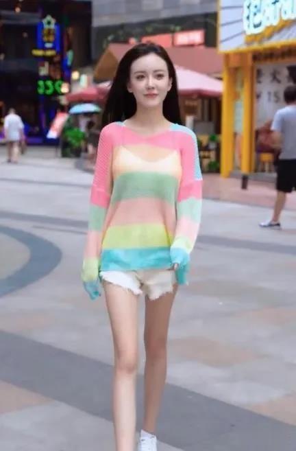 身材瘦小的美女,穿上彩虹色的外衣很有仙女的感觉