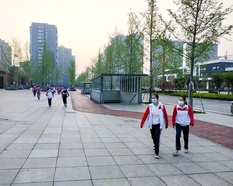 威远凤翔中学迎来这一幕