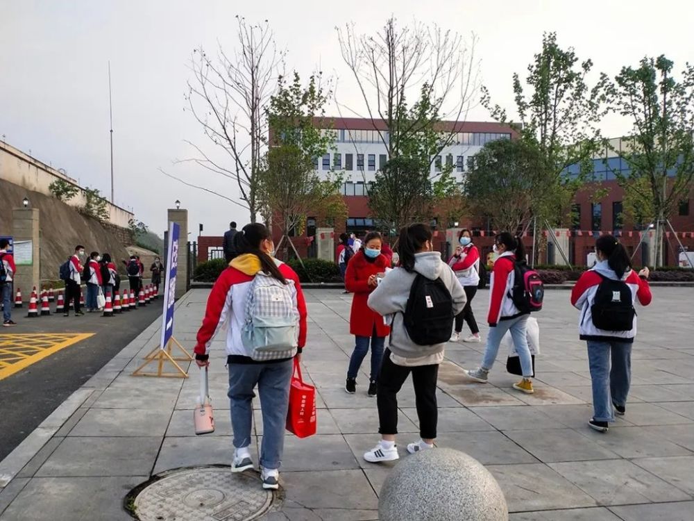 威远凤翔中学迎来这一幕