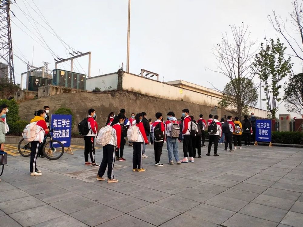 威远凤翔中学迎来这一幕