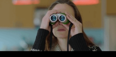 有一天,女主发现,对面的男主人头发掉光了,生病了.