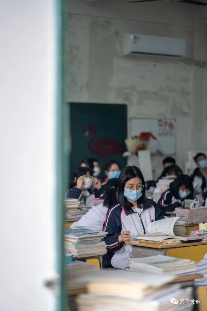 武平高三学子正式开学第一天 网友:真真是全副武装了!