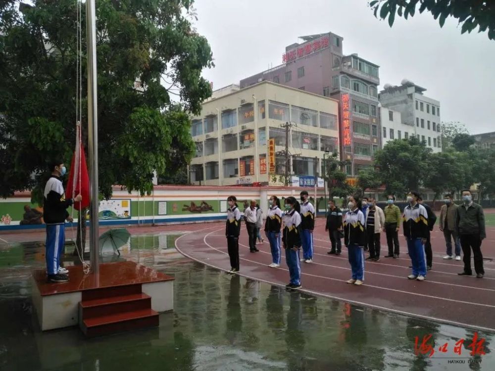 海口市第四中学蔡青君摄 升旗仪式 随着熟悉的国歌旋律响起 海口初三