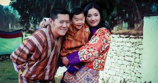 40岁不丹国王疼妻儿!佩玛王后怀抱儿子走在身后,他不停地回望