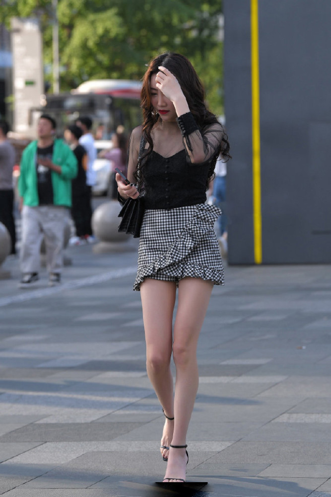 街拍:这也可以?微胖美女街头被搭讪,害羞得捂着嘴跑了