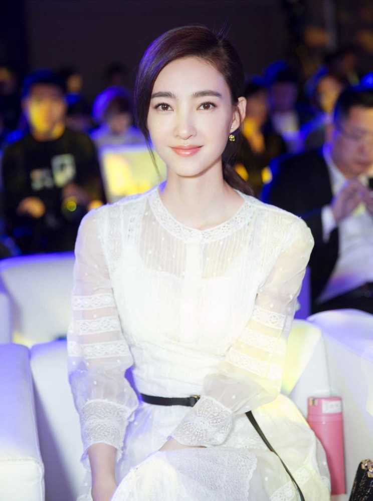王丽坤果然是"气质女神",扎低马尾发型搭配白色连衣裙