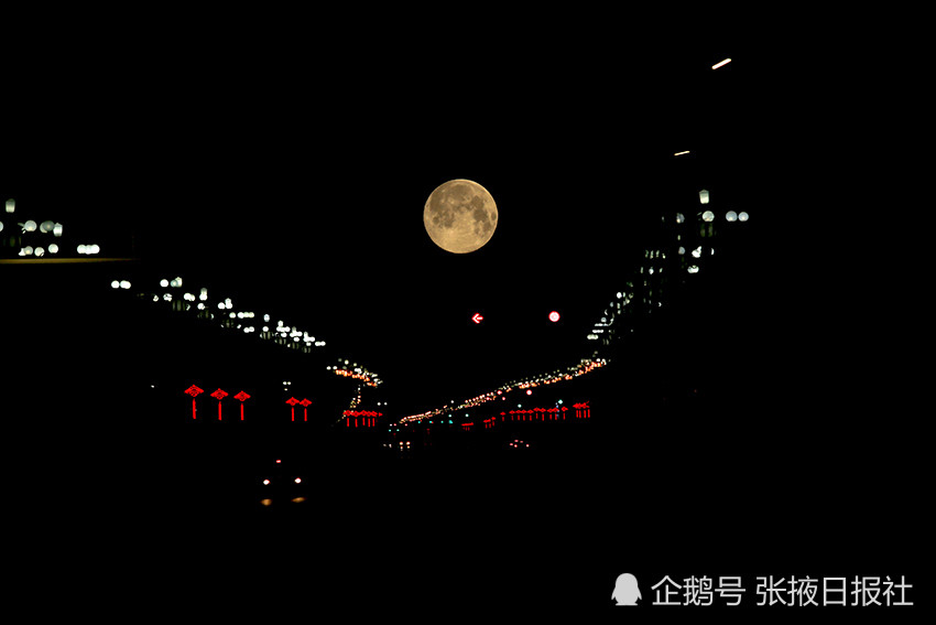 甘肃张掖:4月8日凌晨拍摄到的"超级月亮"