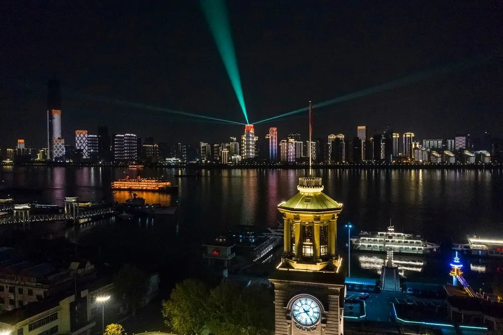 这是4月7日晚在武汉江岸区拍摄的夜景.