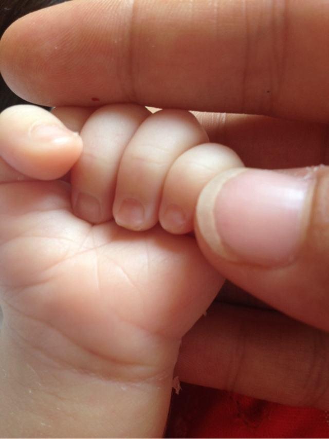 宝宝的手那么小,怎么剪指甲才不会伤到他?