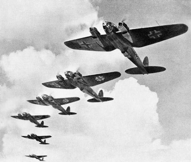 111轰炸机编队,he 111是德国空军在二战初期的主力轰炸机