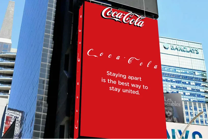 可口可乐的户外广告,每个字母之间都保持着安全距离.