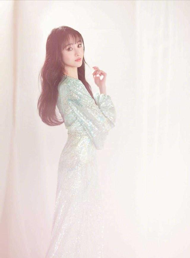 郑爽是仙女吗?一袭渐变色亮片连衣裙就这么美,长卷发更是美炸了