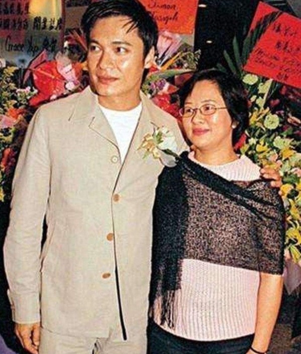 曾是"坏人"专业户,糟糠之妻相助20多年,成名后娶貌美娇妻