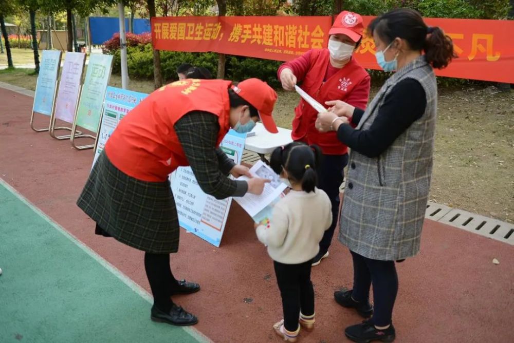 防疫有我,爱卫同行——滁州中院志愿者走进沙岗社区开展爱国卫生月