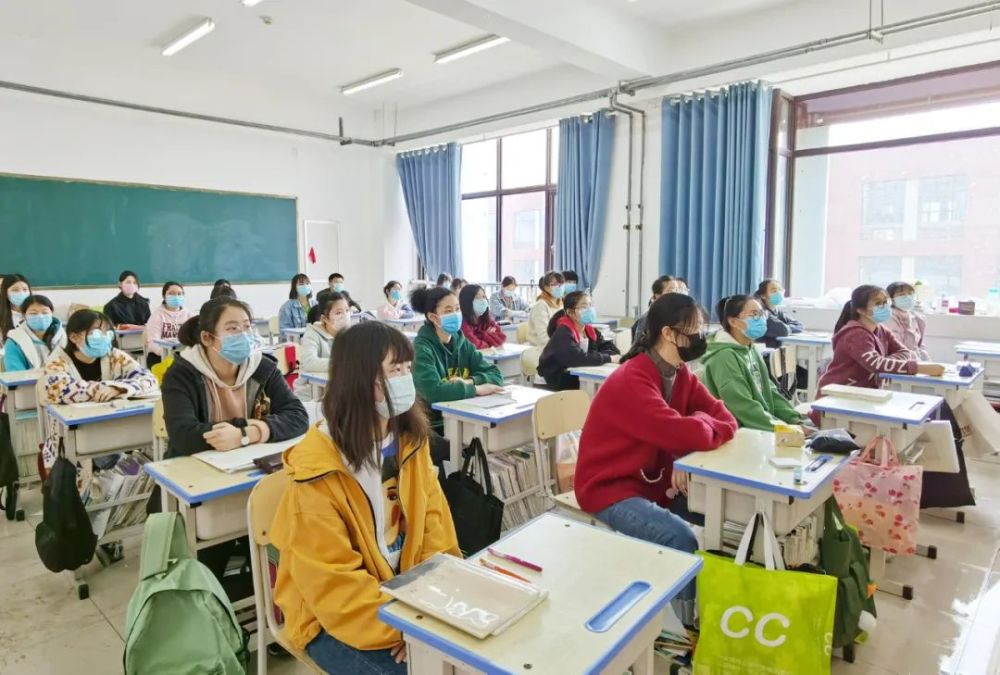 高三学子:复学了,教室没了"同桌的你"!适应不?