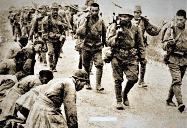 一组揭露侵华日军恶行的老照片:强迫百姓下跪,一个小男孩在痛哭