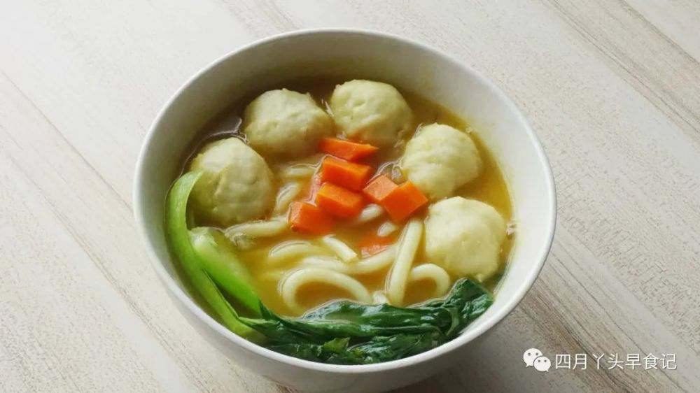 来碗馋哭麦兜的咖喱鱼丸乌冬面,咖喱汁和面条裹在一起