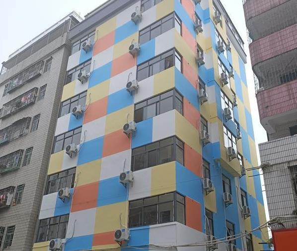 深圳水斗老围村:五颜六色的公寓房,好看不好用,网友:租不起