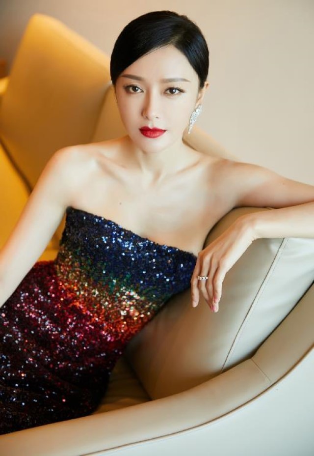 学学冉莹颖的"美人卧",性感又高级!