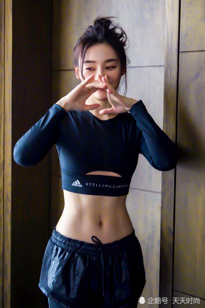 袁姗姗释出一组时尚健身风尚美照,不仅有马甲线而且还