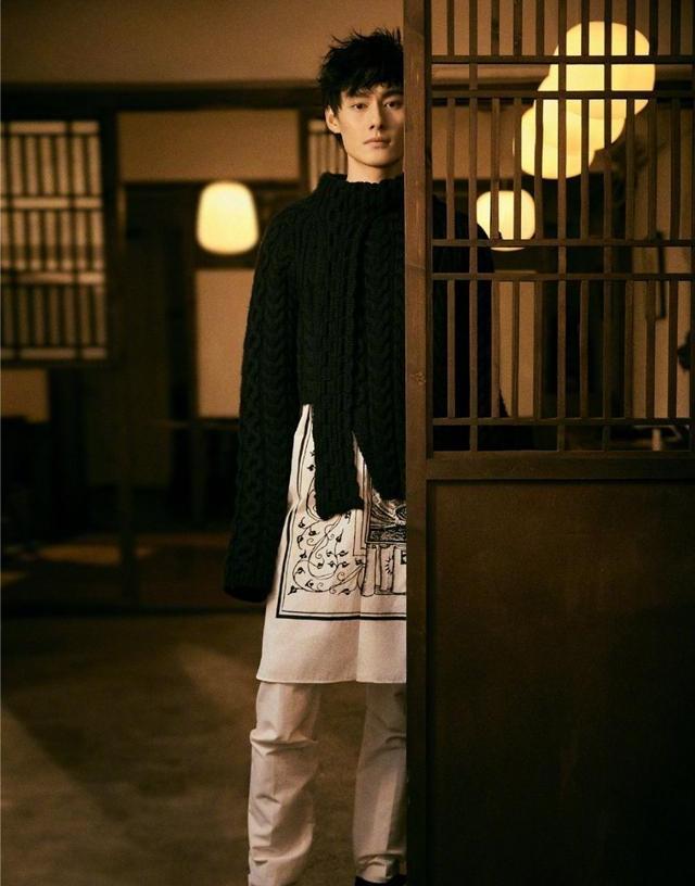 《陈情令》没带火的男孩!汪卓成暖色复古写真,典型的处女座男友