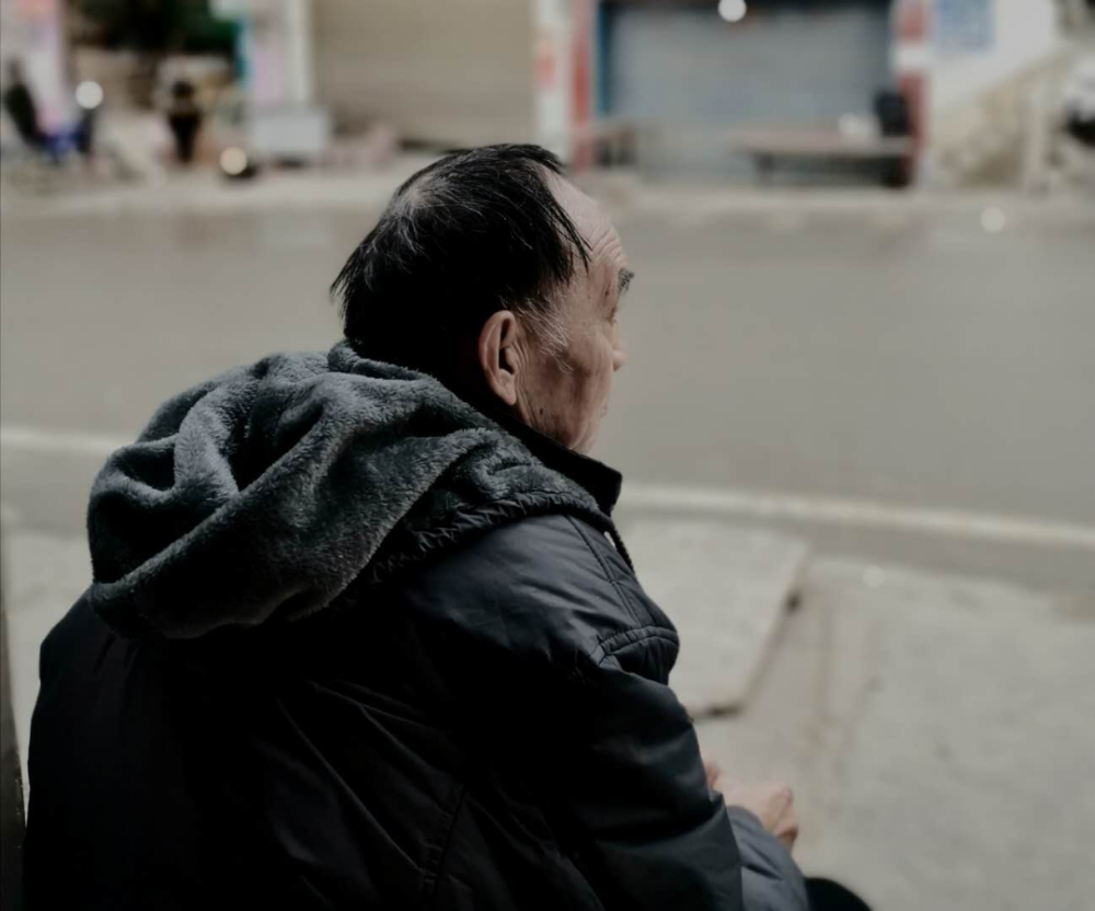 孤独的守望者:谁来照顾农村留守老人?