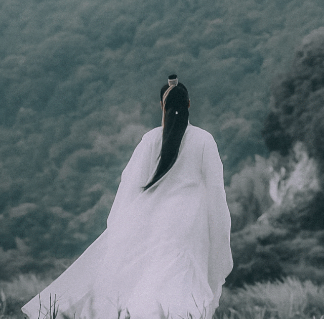 与此同时,其背影也很有看头,飘逸的白袍,在山野中孤独行走,正 与润玉